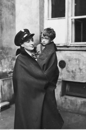 Policjantka z izby zatrzymań z dzieckiem na ręku 1939 rok.