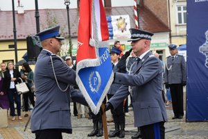 Uroczystość wręczenia sztandaru Komendzie Powiatowej Policji w Strzyżowie