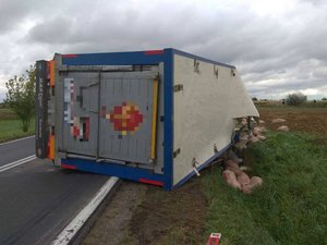 Na zdjęciu tir leżący na boku - połowa naczepy na jezdni, druga w rowie.