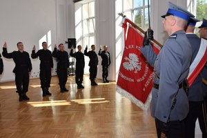 Policjanci podczas ślubowania. Na pierwszym planie poczet sztandarowy.