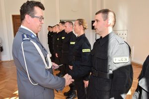 I Zastępca Komendanta Wojewódzkiego Policji w Rzeszowie wręcza legitymacje nowo przyjętemu policjantowi.