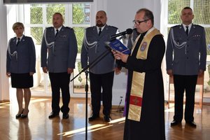 Policjanci podczas ślubowania. Na pierwszym planie Kapelan podkarpackiej Policji.