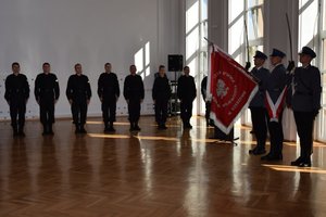 Policjanci podczas ślubowania. Na pierwszym planie poczet sztandarowy.