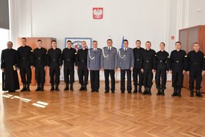 Policjanci po ślubowaniu. Zdjęcie grupowe z kadrą kierowniczą.