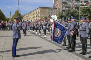 Komendant Główny Policji wita się z policyjnymi sztandarami