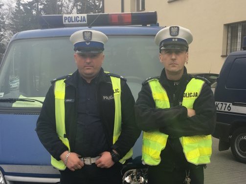 Dwaj policjanci ruchu drogowego z e Stalowej Woli, którzy pilotowali ciężarną kobietę do szpitala