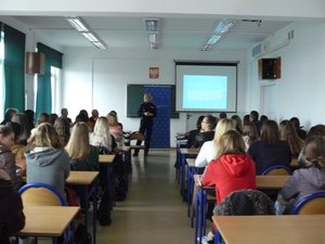 Policjantka prowadząca spotkanie z uczestnikami konferencji