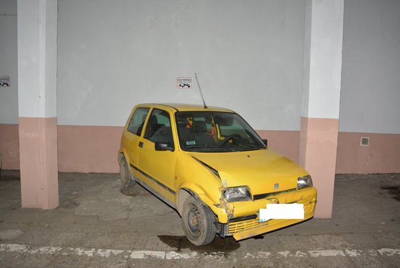 Uszkodzony żółty fiat cinquecento, którym poruszał się sprawca