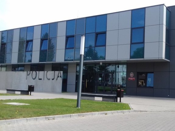 Front budynku Komendy Powiatowej Policji w Łańcucie.