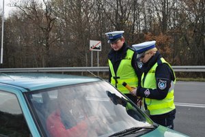Policjanci ruchu drogowego kontrolują pojazd