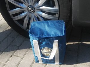 fotografia przedstawiająca niebieską torbę w której ukryty był słoik z zawartością marihuany