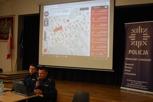 Policjanci praktycznie pokazuje uczestnikom debaty jak korzystać z Krajowej Mapy Zagrożeń Bezpieczeństwa.