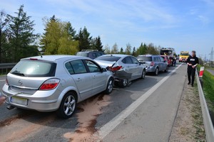 Ciąg samochodów uczestniczących w zdarzeniu drogowym na ul. Podkarpackiej w Krośnie