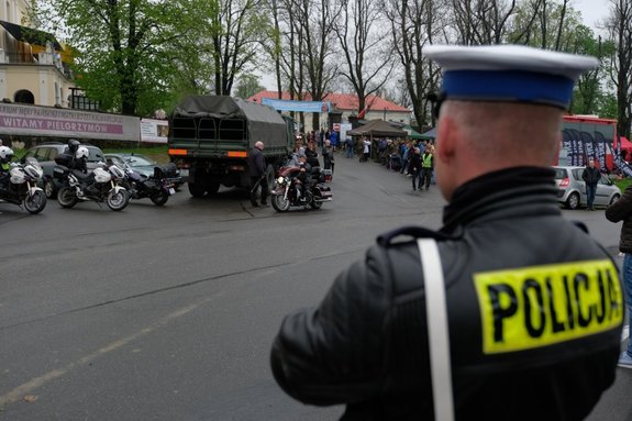Policjant motocyklista na rozpoczęciu sezonu motocyklowego