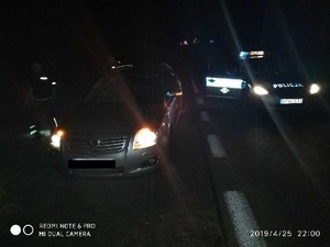 Zdjęcie samochodu biorącego udziała w wypadku drogowym oraz samochód policyjny