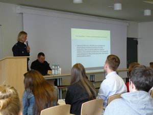 Policjantka prowadzi zajęcia z młodzieżą