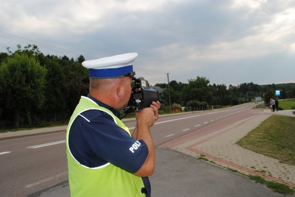 Policjant mierzy prędkość