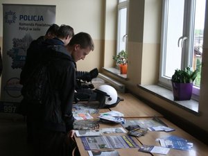 młodzież uczestnicząca w dniu otwartym LO zapoznaje się z broszurami i ulotkami rozłożonymi na stoliku