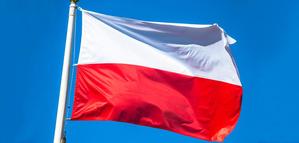 Na zdjęciu flaga Polski zawieszona na maszt