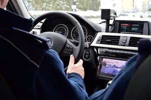 policjanci wewnątrz radiowozu