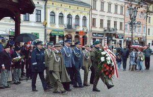 uczestnicy składają wieńce przy pomniku