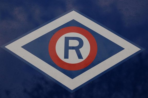 Litera R na niebieskim tle - oznaczenie ruchu drogowego Policji