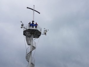 policjanci na platformie widokowej na krzyżu - szczyt góry grzywackiej w miejscowości Kąty