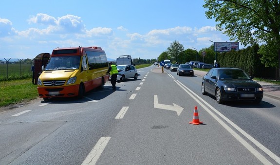 Miejsce zdarzenia, na pierwszym planie autobus biorący udział w wypadku. W tle uszkodzony citroen oraz policyjny radiowóz.