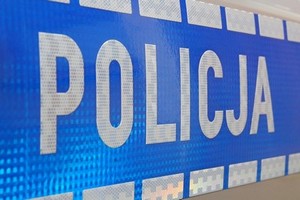 napis policja na niebieskim tle
