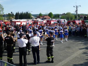 Występ Orkiestry Dętej z Miejsca Piastowego, w tle uczestnicy akcji oraz wozy strażackie.