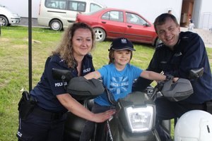 na policyjnym quadzie siedzą policjanci i dziecko