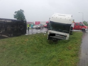 Wypadek drogowy z udziałem dwóch pojazdów samochodu dostawczego i ciężarowego
