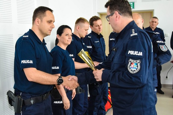 na fotografii policjanci KPP Mielec odbierający nagrodę od Komendanta Wojewódzkiego Policji