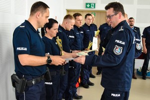 na fotografii policjanci KPP Mielec odbierający nagrodę od Komendanta Wojewódzkiego Policji