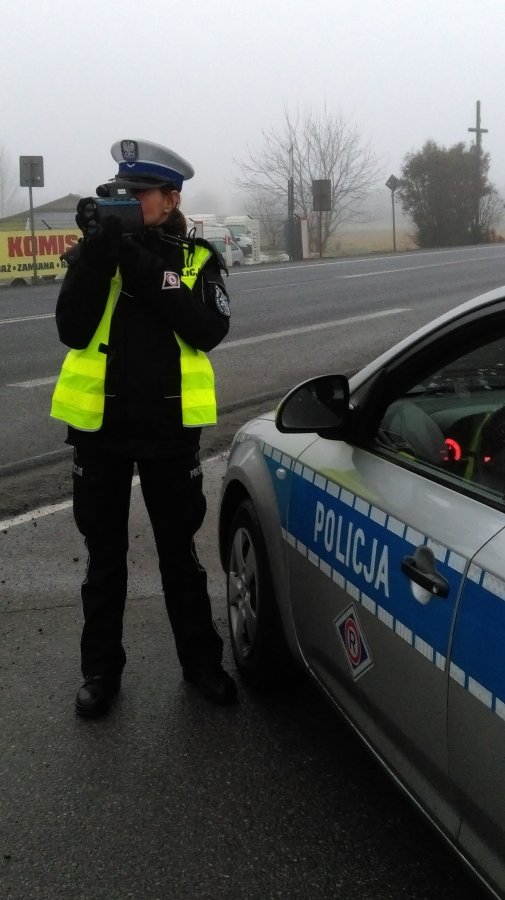 Policjant podczas pomiaru prędkości