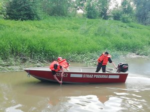 Działania poszukiwawcze prowadzone przez straż i policję w rejonie rzeki Mleczka
