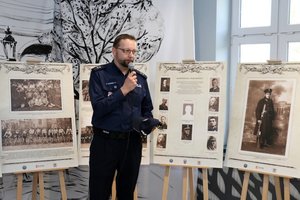 podkom. dr Marcin Dziubak w trakcie prelekcji o wystawie