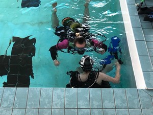 Zajęcia z nurkowania prowadzone podczas maratonu pływackiego.