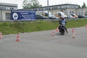 Jazda motorowerem przez jednego z uczestników turnieju.