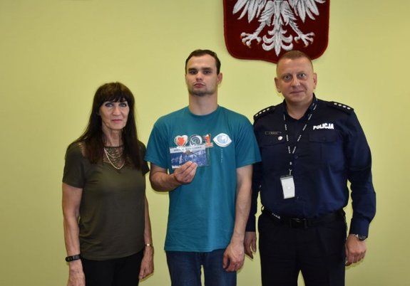 Fotografia kolorowa na której od lewej strony stoją: kobieta, mężczyzna oraz I z-ca Komendanta Powiatowego Policji w Jarosławiu