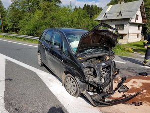Rozbite samochody oraz akcja ratunkowa na miejscu wypadku na drodze krajowej nr 19 w Żyznowie