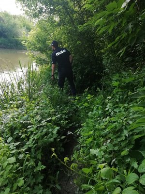 Działania poszukiwawcze prowadzone przez straż i policję w rejonie rzeki Mleczka