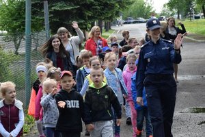 dzieci z policjantami podczas spotkania