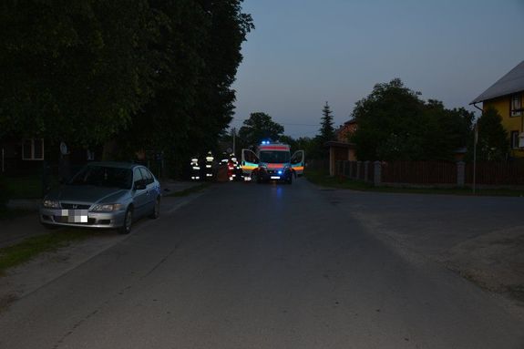 Karetka i strażacy na miejscu wypadku w Krawcach