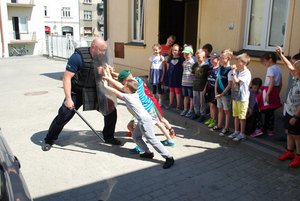 Policjant podczas zabawy prezentuje indywidualne wyposażenie.