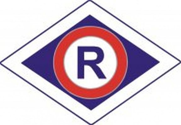 Znak kolorowy w kształcie rombu oznaczający ruch drogowy. W środku widoczna jest litera R