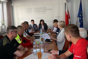 uczestnicy posiedzenia wojewódzkiego zespołu zarządzania kryzysowego na czele z wojewodą