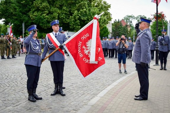 Uroczystość wręczenia sztandaru na Placu Farnym w Rzeszowie