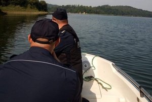 policjanci na łódce w trakcie patrolu