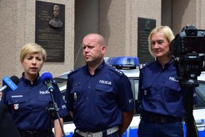 Policjanci na briefingu z dziennikarzami